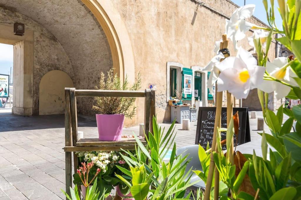 Appartement Authentique Situe En Plein Centre D'Antibes Luaran gambar